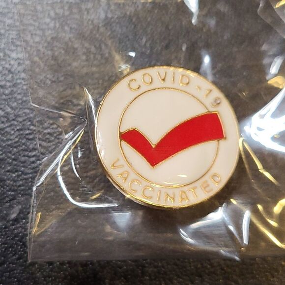 2 sets of 3 - Vaccinated COVID-19 pins - Picture 4 of 4